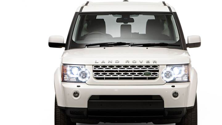 Front Pose Of Land Rover Discovery 2010 In White